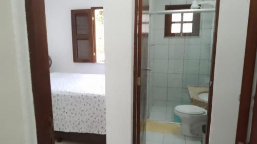 a bathroom with a toilet and a shower and a sink at Casa próximo a Guaramiranga in Guaramiranga