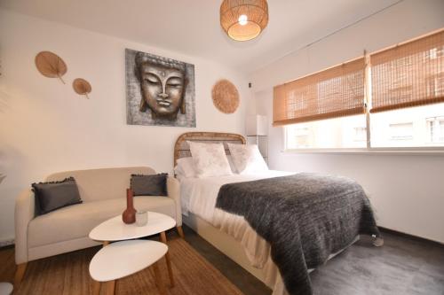 a bedroom with a bed and a couch at Le Studio. Único, acogedor y en el centro de Vigo. in Vigo
