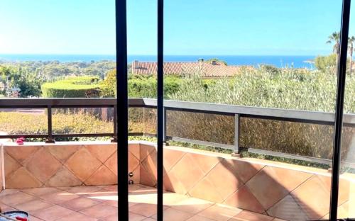 a view of the ocean from a balcony at Appartement Sanary vue mer au calme in Sanary-sur-Mer