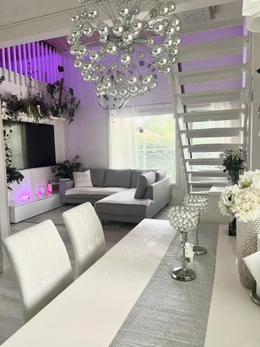 a living room with purple walls and a chandelier at Hopea Villa in Vuokatti