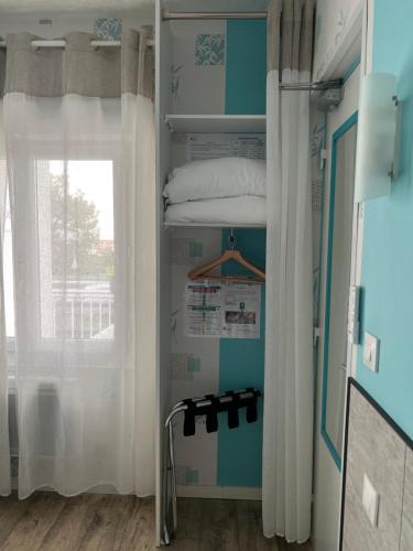 a bedroom with a bunk bed with a window at Au Petit Bonheur in La Tranche-sur-Mer