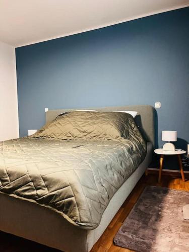 Cama en habitación con pared azul en Ferienwohnung in Freiberg nahe Bahnhof, en Freiberg