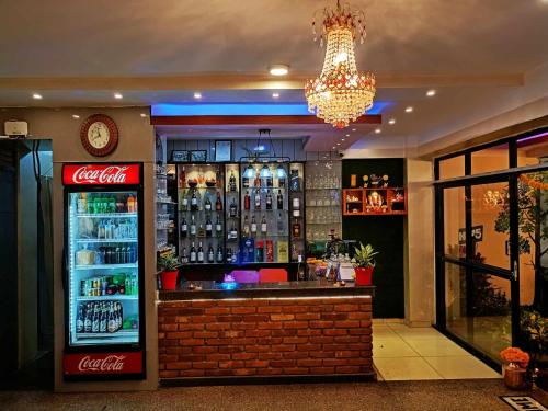 Ο χώρος του lounge ή του μπαρ στο Hotel Highway 75