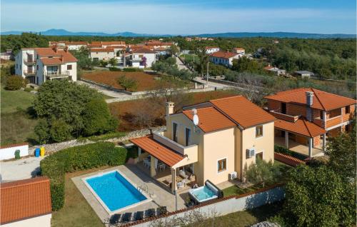 una vista aérea de una casa con piscina en Beautiful Home In Krvavici With Outdoor Swimming Pool, en Sarići