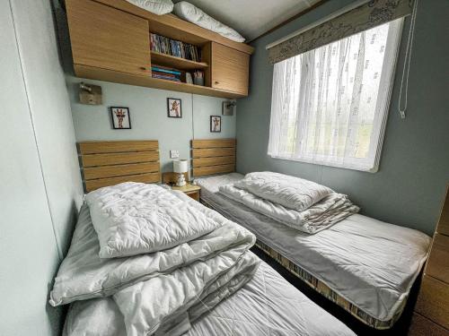 Llit o llits en una habitació de Great 6 Berth Spacious Caravan With Large Outdoor Space Ref 50056l