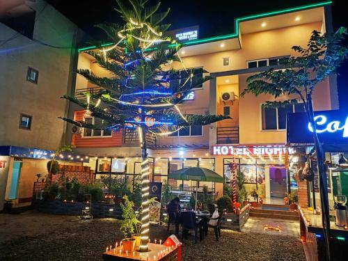 un hôtel avec un arbre de Noël devant lui dans l'établissement Hotel Highway 75, à Benighāt