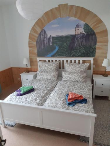DohmaにあるTor zur Sächsischen Schweizの白いベッド1台付きのベッドルーム1室(壁に絵画付)