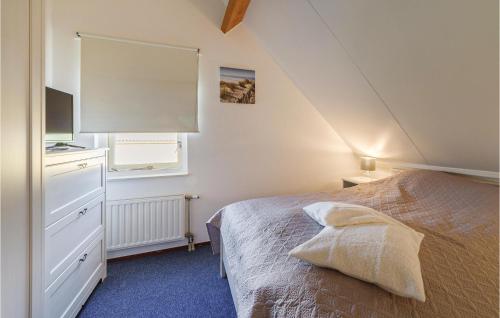 Postel nebo postele na pokoji v ubytování Beautiful Home In Wemeldinge With Wifi