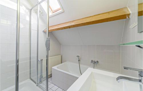 y baño con bañera y lavamanos. en Beautiful Home In Wemeldinge With Wifi, en Wemeldinge