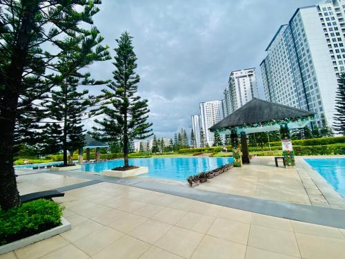 a swimming pool in a city with tall buildings at Casa Arabella - Wind Residences Tower 5 2018 in Tagaytay