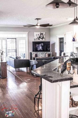Μια τηλεόραση ή/και κέντρο ψυχαγωγίας στο Parkton Place A Destination
