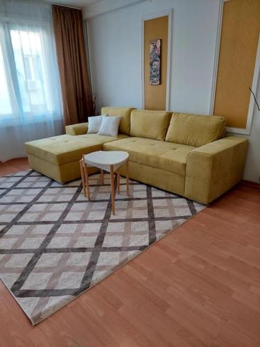 - un salon avec un canapé et une table dans l'établissement Doris' 1 Bedroom Apartment, à Sofia