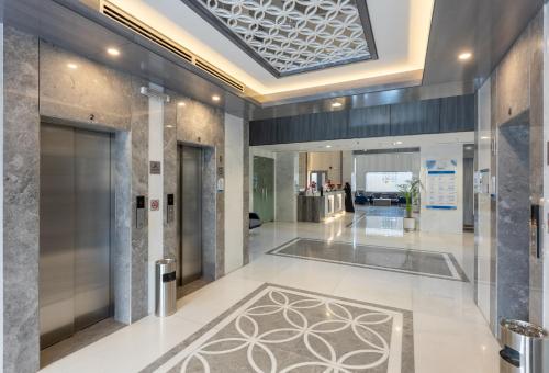 um átrio com elevador e uma porta num edifício em فندق بلينسية Balensia Hotel em Al Madinah