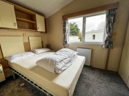 Postel nebo postele na pokoji v ubytování Lovely 8 Berth Caravan With Decking At Breydon Water Holiday Park Ref 10035rp