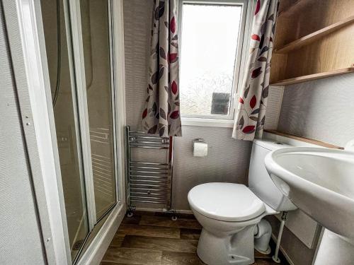 Koupelna v ubytování Lovely 8 Berth Caravan With Decking At Breydon Water Holiday Park Ref 10035rp
