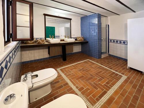 - Baño con 2 lavabos y aseo en Cortijo Isla Virgen, en Villaviciosa de Córdoba