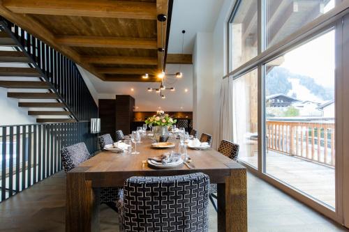 a dining room with a wooden table and chairs at Dorfchalet das Luxus-Wellness-Chalet im Skigebiet in Grossarl