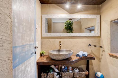 y baño con lavabo y espejo. en Casa Collicello relax, en Camaiore