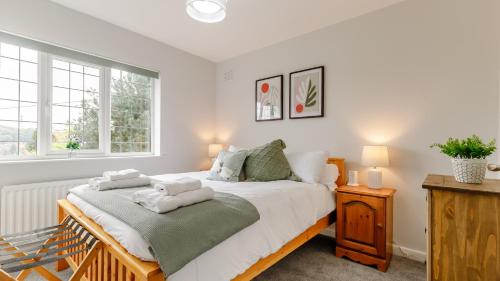 um quarto com uma cama com duas toalhas em The Eyrie em Ashbourne