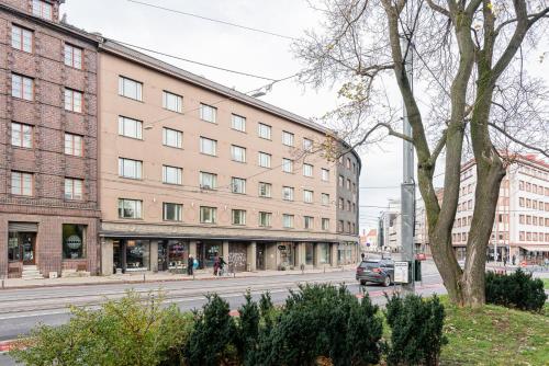 un edificio al lado de una calle de la ciudad en Yoga Residence Apartments, en Tallin