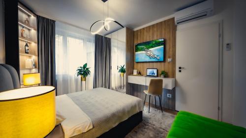 1 dormitorio con cama y escritorio. en Central Luxury Home, en Timisoara