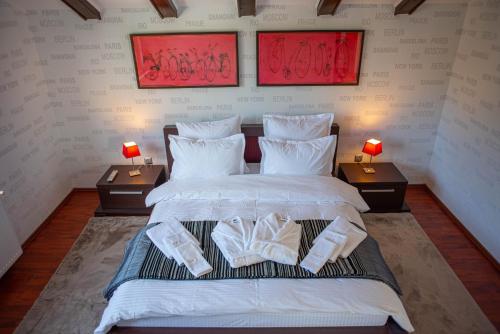 Un pat sau paturi într-o cameră la VILLA KYRA LUXURY