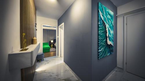 pasillo con baño con una pintura en la pared en Central Luxury Home, en Timisoara
