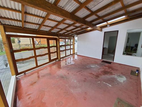 an empty room with wooden ceilings and a large floor at Casa no Centro - Perto do mar e do rio in Tramandaí
