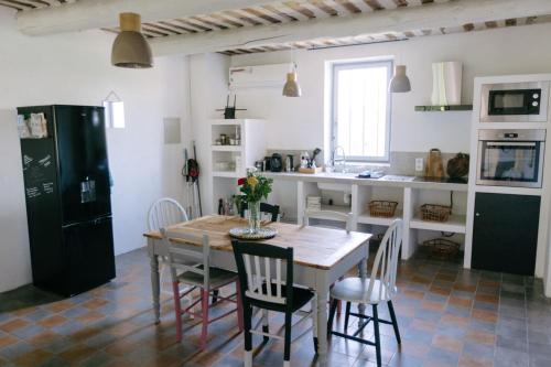 uma cozinha e sala de jantar com mesa e cadeiras em Charming Loft in the countryside of Althen des Paluds em Althen-des-Paluds