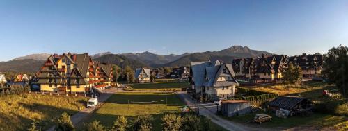 una vista aerea di una città con case e montagne di Willa Halinka a Zakopane
