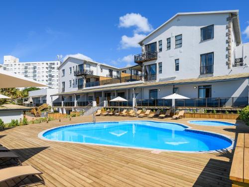 una piscina frente a un edificio en Margate Beach Club en Margate