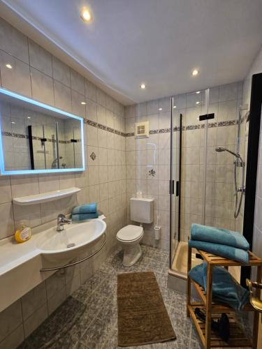 カプルーンにあるAppartement Reindlのバスルーム(洗面台、トイレ、シャワー付)