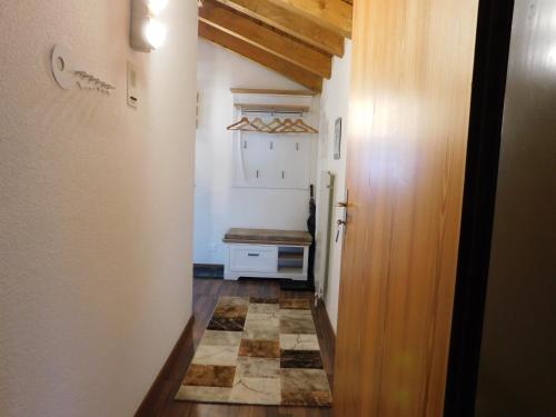 a hallway with a bench in a room at Ferienwohnung Silberdistel 2. Obergeschoss in Bellwald