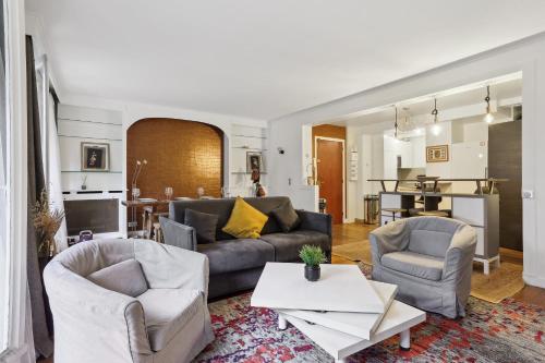 un salon avec un canapé, des chaises et une table dans l'établissement Chic and spacious apartement with piano and terrace, à Le Chesnay