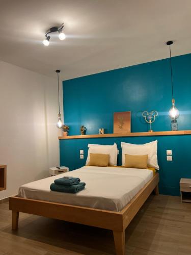 um quarto com uma cama grande e uma parede azul em DUPLEX 101 em Dzaoudzi