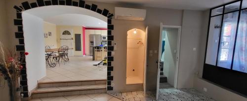 un couloir avec une salle à manger et un salon dans l'établissement Maison 130m2, terrasse 70 m2 sud, 1à7 Pers, 3 chbres avec TV et clim, à Pierrelatte