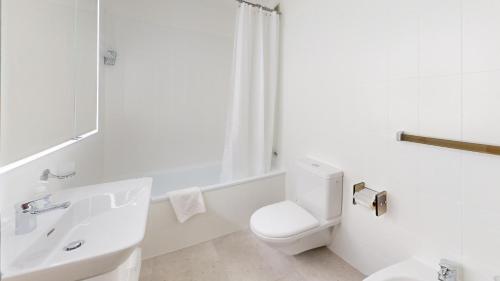 サンモリッツにあるMaria 8の白いバスルーム(トイレ、シンク付)