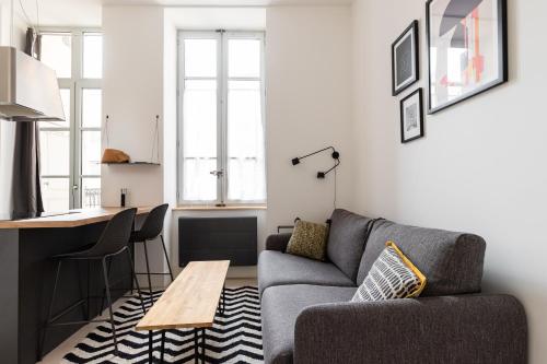 sala de estar con sofá y mesa en Dify Balcony - Quartier Ainay en Lyon