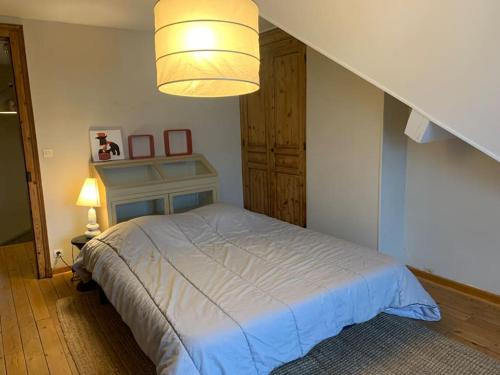 - une chambre avec un lit et un escalier dans l'établissement Le Touquet Paris Plage :Poupette, à Le Touquet-Paris-Plage
