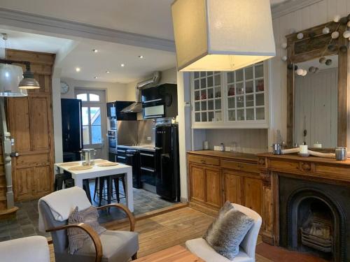 Il comprend une cuisine avec une cheminée et un salon. dans l'établissement Le Touquet Paris Plage :Poupette, à Le Touquet-Paris-Plage