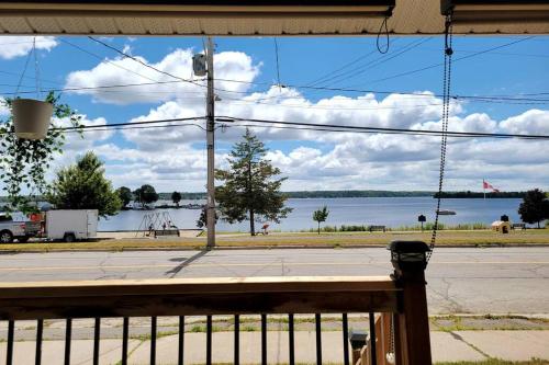 Lakeside Serenity: Charming 3-Bedroom Retreat