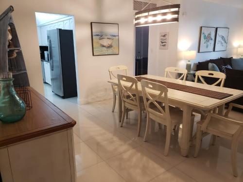 cocina y comedor con mesa y sillas en Stunning Beach Apartment by Miami Te Esperaa - HOLLYWOOD 3V, en Hollywood
