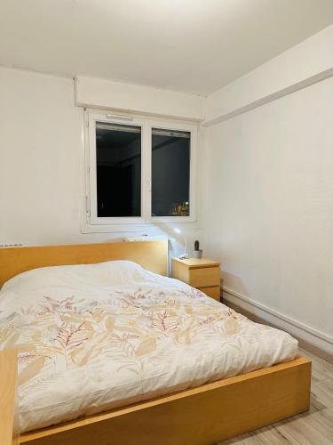 1 dormitorio con 1 cama y 2 ventanas en Tom House en Lille