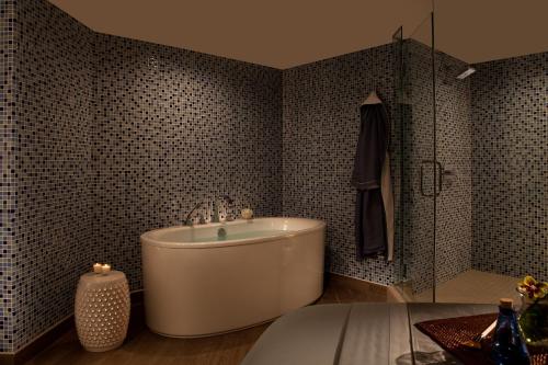 uma casa de banho com uma banheira branca e um chuveiro em Kona Kai Resort & Spa, a Noble House Resort em San Diego
