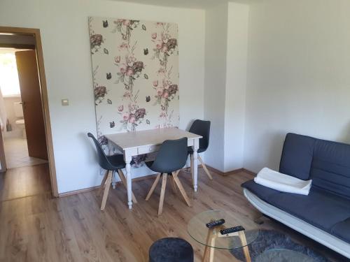 a living room with a table and chairs and a couch at Monteurwohnung Kuhfelde in Kuhfelde