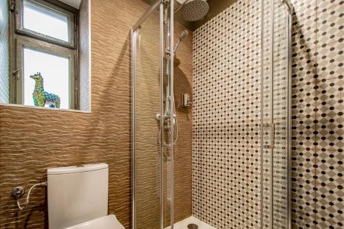 ein Bad mit einer Dusche, einem WC und einem Fenster in der Unterkunft 3BDR Oasis in the heart of Prague in Prag