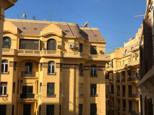 - un grand bâtiment avec un balcon en haut dans l'établissement Rhala Hostel Egypt, au Caire
