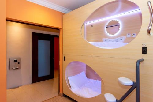 een badkamer met een ronde kamer met een toilet bij Momostay in George Town