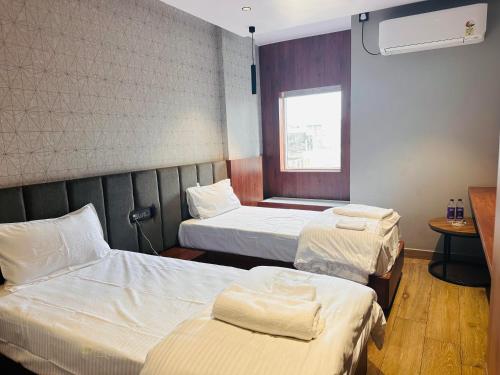 Uma cama ou camas num quarto em V HOTEL