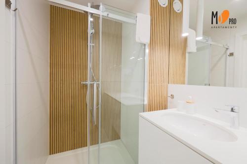 een badkamer met een douche en een wastafel bij Westin House Resort by MS Pro in Kołobrzeg